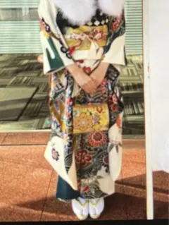 成人式　振袖 着物 紅型　白地花柄 絹 ファー襟