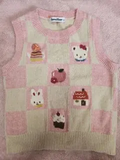 可愛らしいキャラクター刺繍が施された、ピンクとクリームのチェック柄ベビーベスト