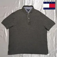 【TOMMY HILFIGER】トミーヒルフィガーの刺繍ロゴ入りグレーポロシャツのサムネイル