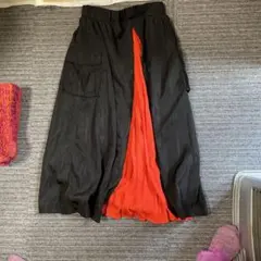 黒と赤のポケット付きロングスカート