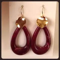シンプルなフープとプレートのピアス ボルドー