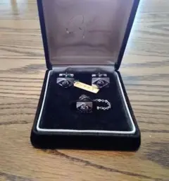 ガーネット付き幾何学模様ネクタイピンとカフスセット・新品未使用