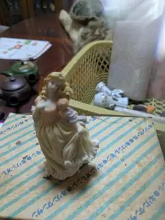陶器製女性と子供のフィギュア 約10cm