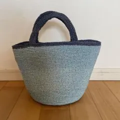 水色と紺色のかごバッグ