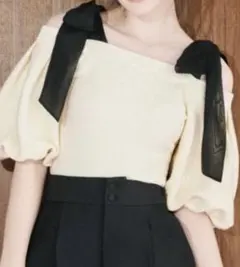 LILY BROWN ショルダーリボンオフショルニットのサムネイル