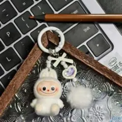 らぶぶ Labubuキーホルダー人気 超可愛い 白