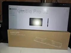 Wacom Cintiq Pro 32 VESAマウント付き