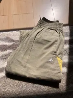 adidasカーゴパンツレディース