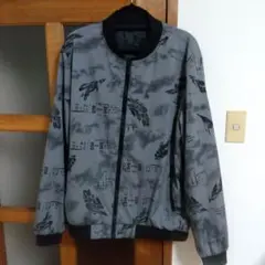 グレー ナイロンジャケット 柄