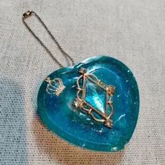 青い宝石のハート型レジンチャーム
