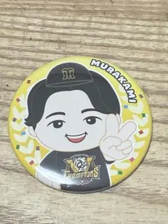 村上頌樹 セ・リーグ優勝記念 選手イラスト缶バッジ(ピースサイン).