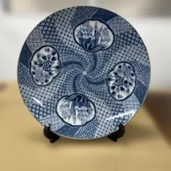 青い花柄の渦巻き模様の皿　　-20