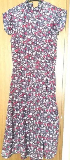 VIS　衿シャーリング　花柄　ノースリーブワンピース