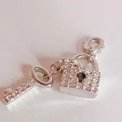 美品 スワロフスキー 南京錠×鍵モチーフ パベェ ペンダントトップのみ 旧モデル