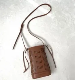 【新品・未使用】CHARLES & KEITH カットアウトフォンポーチ 茶のサムネイル