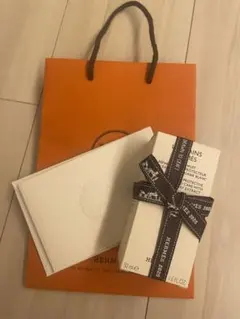 【純正】エルメス 空き箱 32×28×16 バーキン25 レインカバー 鍵袋付き 純正】エルメス 空き箱 32×28×16 バーキン25 レインカバー 鍵袋付き