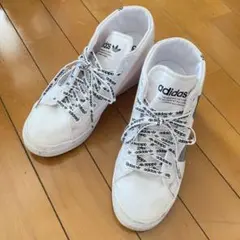 adidas ホワイト ハイカットスニーカー　インヒール