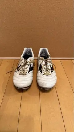 美品 ミズノ モレリア2Japan 23cm白 靴ひも 金 天然芝で二回のみ使用