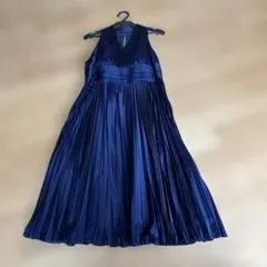 最終価格！ストロベリーフィールズ　ネイビー 光沢プリーツパーティードレス