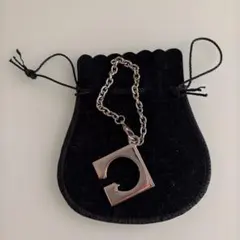 金属製チェーンのチャーム