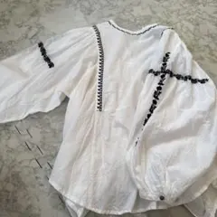 ホワイト刺繍バルーンスリーブシャツ