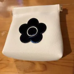 極美品マリークワントMARYQUANT エナメルアイコンデイジー バネクチポーチ