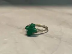 【処分SALE】ハンドメイド 緑色 クロス型天然石リング　ワイヤーアクセサリー