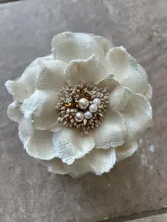 アイボリー花型ブローチ
