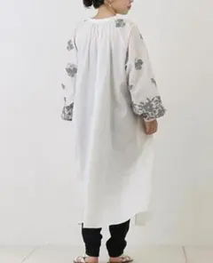 ビアズリー　袖ジャガードワンピース　　　ホワイト　刺繍入りロングワンピース