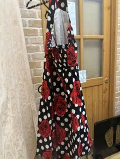 ノースリーブひざ丈ワンピース 黒地 バラ ドット