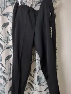 adidas ブラック ジョガーパンツ