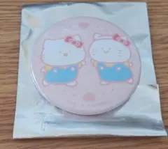 お文具といっしょ×サンリオキャラクターズ　缶バッチ　” お文具さん×キティ”