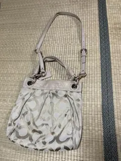 ベージュ ロゴ入り ショルダーバッグコーチ