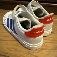 adidas キッズスニーカー ホワイト/ブルー/レッド