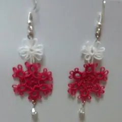 ハンドメイド　タティングレースのピアス　スワロフスキーのビーズ付き