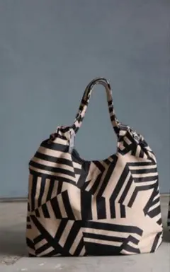 軽い！charm シャーリングバック　ハンドバッグ　幾何学柄バッグ 肩掛けも可