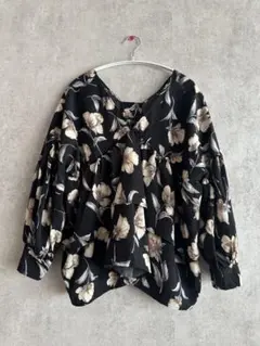 【未着用】フラワープリント フリルシャツ　ボタニカル　トップス