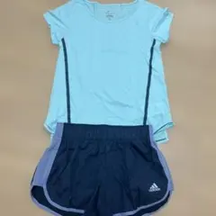 adidasのパンツとナイキのTシャツ