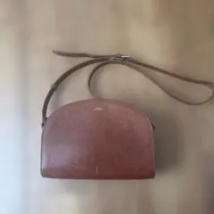 A.P.C. ブラウン ハーフムーン ショルダーバッグのサムネイル