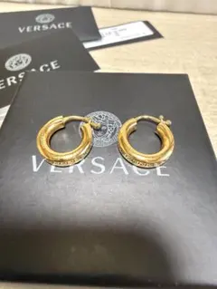 VERSACE グレカ ユニセックス フープピアス ゴールドのサムネイル