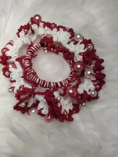 手作り赤と白のシュシュ