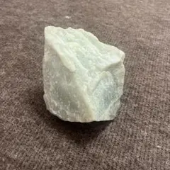 淡い緑色の天然石 原石23