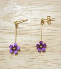 花デザインの紫色ダングルピアス