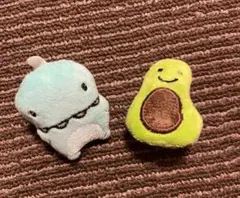 怪獣とアボカドのぬいぐるみピンバッジ　ゆる　かわいい