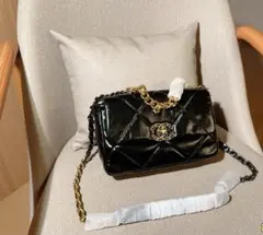 黒いキルティングショルダーバッグ