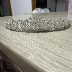 クリスタル装飾のウェディングティアラ