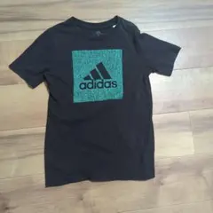 adidas 黒 Tシャツ ロゴ入り