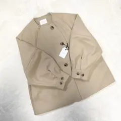 【新品タグ付】hinari ヒナリ ノーカラーショートコート ベージュ まる F