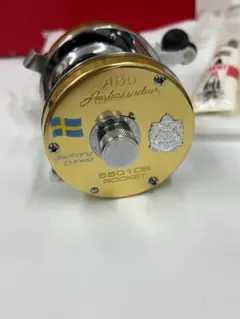 【中古/未使用品】 アブガルシア  アンバサダー 5501CS ロケット 左 BL/GR 00C23SE  /Y363M 中古/未使用品】 アブガルシア アンバサダー 5501CS ロケット 左