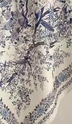 新品未使用　大判スカーフ70cm ホワイトブルー鳥花